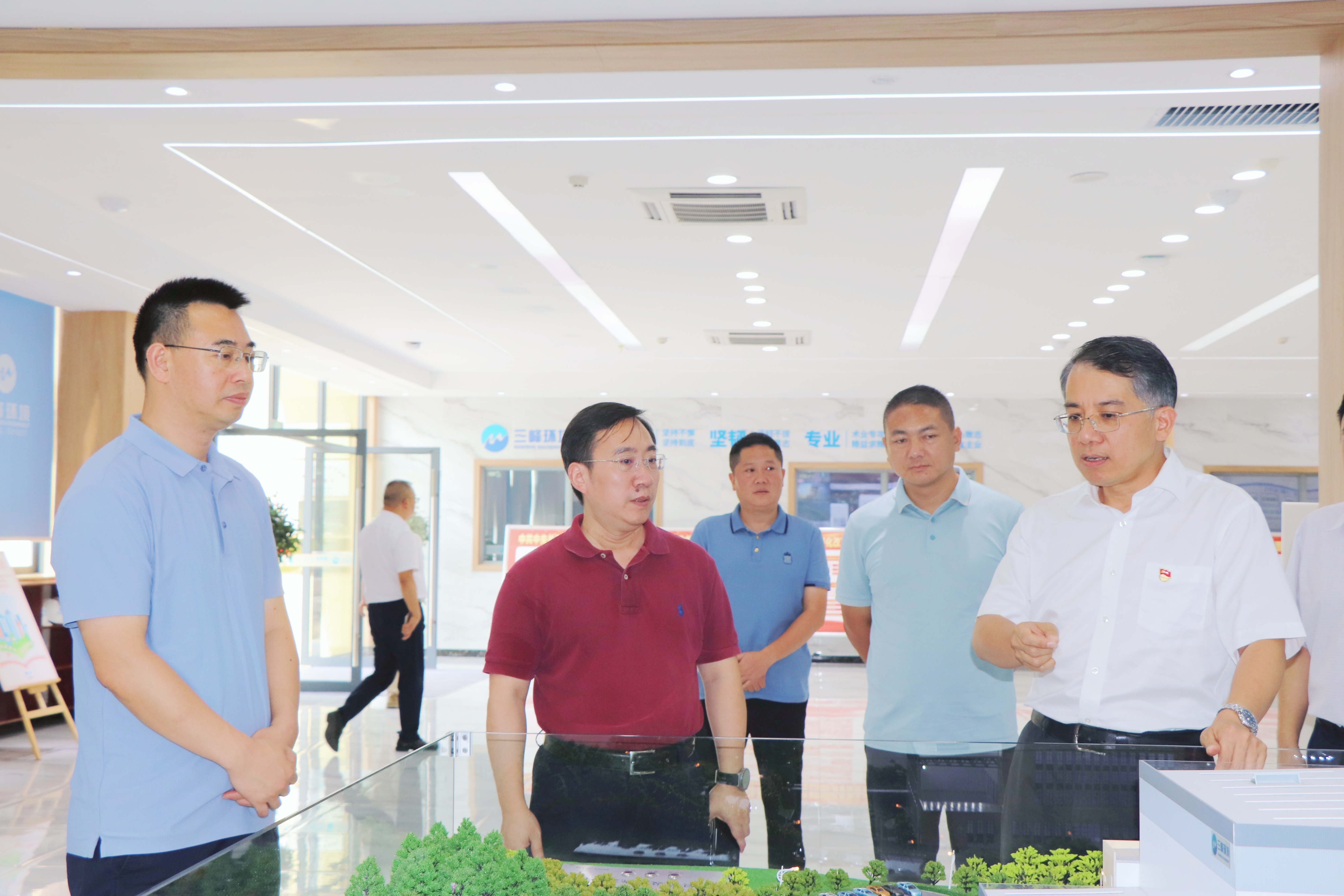 重慶市城市管理局黨組成員、副局長(zhǎng)李昌良到秀山三峰公司調(diào)研